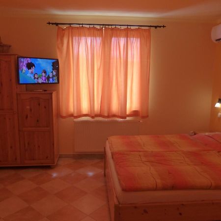 Napfeny Apartman Es Vendeghaz 艾格扎洛克 外观 照片