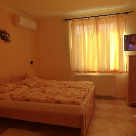Napfeny Apartman Es Vendeghaz 艾格扎洛克 外观 照片