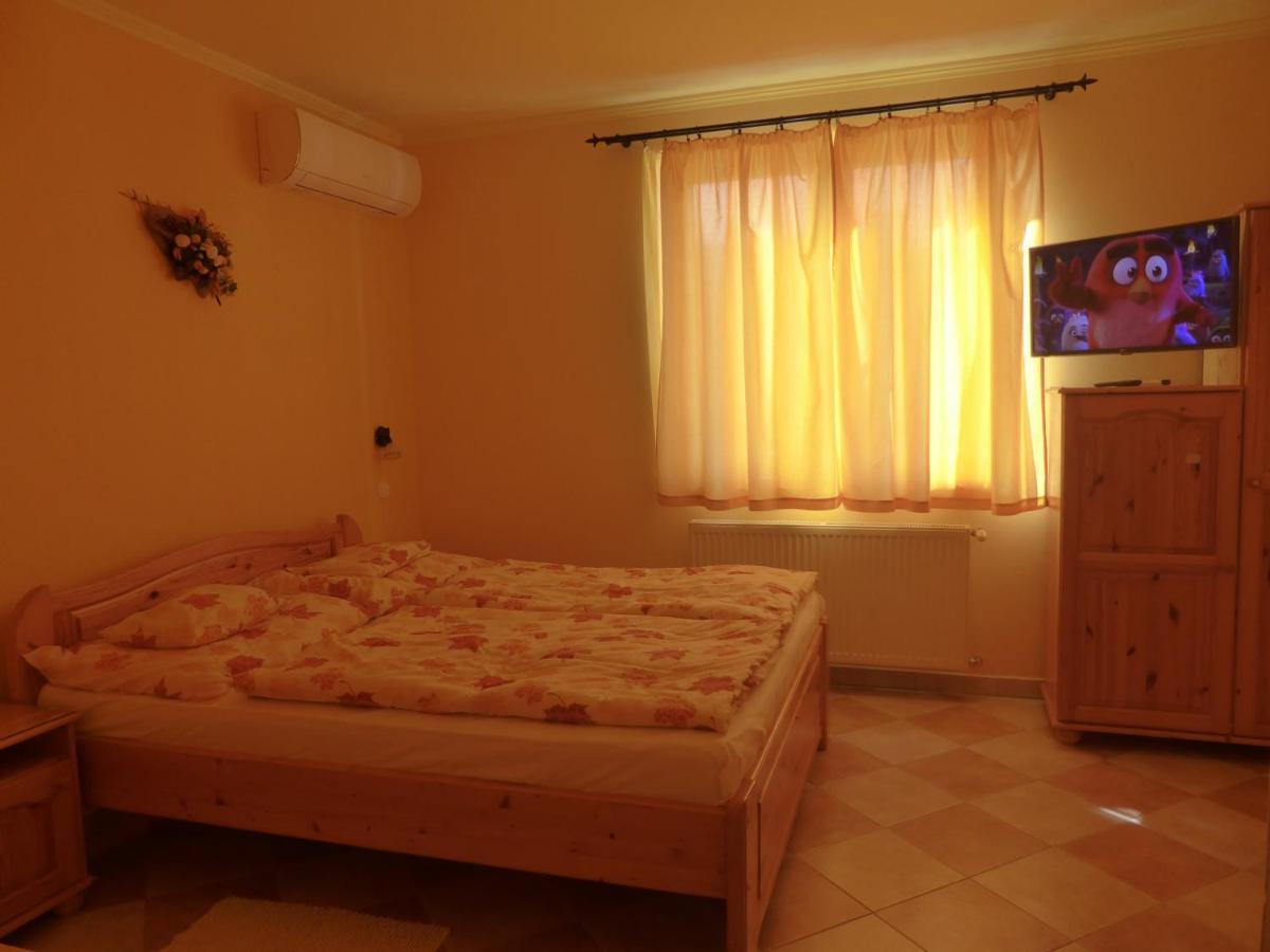 Napfeny Apartman Es Vendeghaz 艾格扎洛克 外观 照片