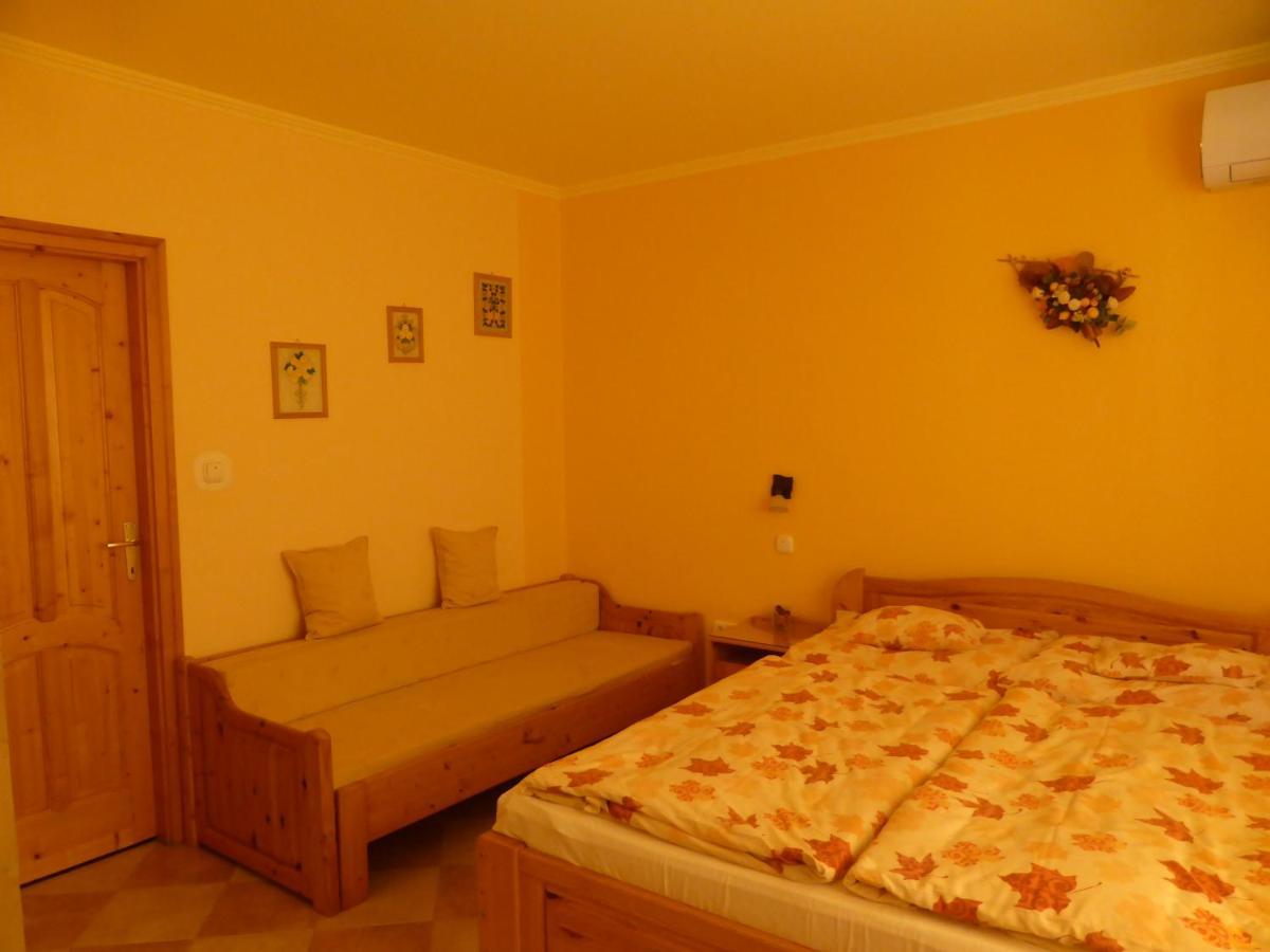 Napfeny Apartman Es Vendeghaz 艾格扎洛克 外观 照片
