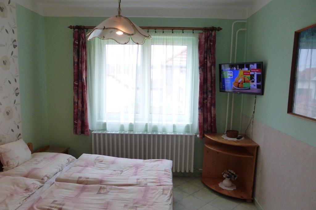 Napfeny Apartman Es Vendeghaz 艾格扎洛克 外观 照片
