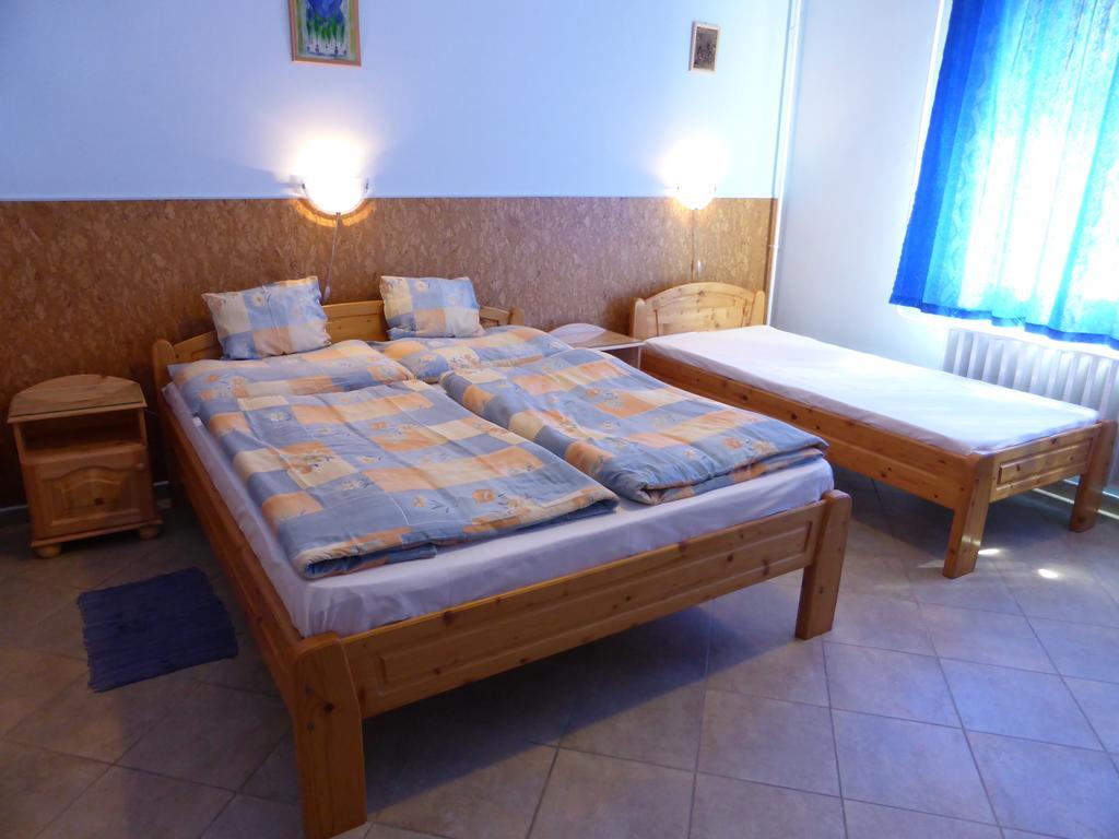 Napfeny Apartman Es Vendeghaz 艾格扎洛克 外观 照片