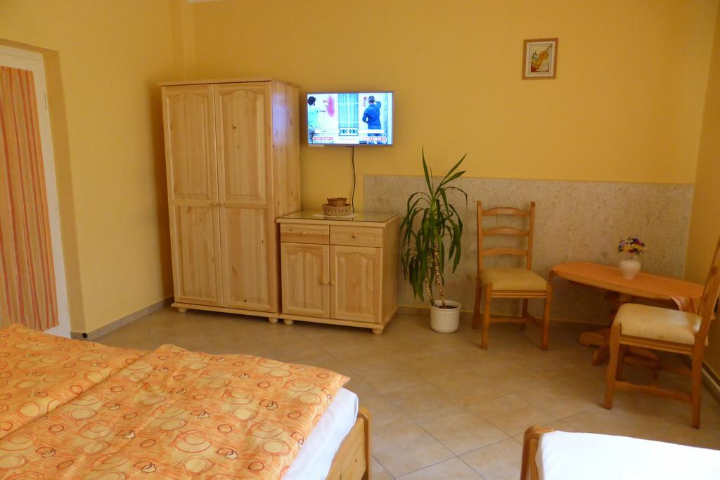 Napfeny Apartman Es Vendeghaz 艾格扎洛克 外观 照片