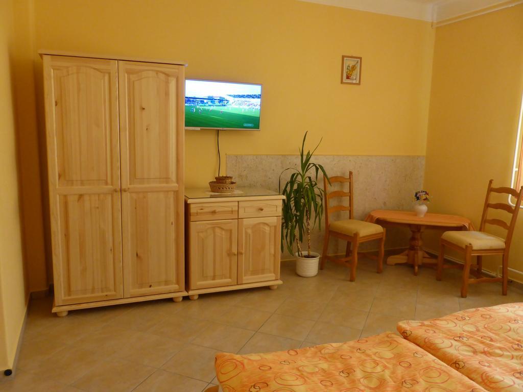 Napfeny Apartman Es Vendeghaz 艾格扎洛克 外观 照片