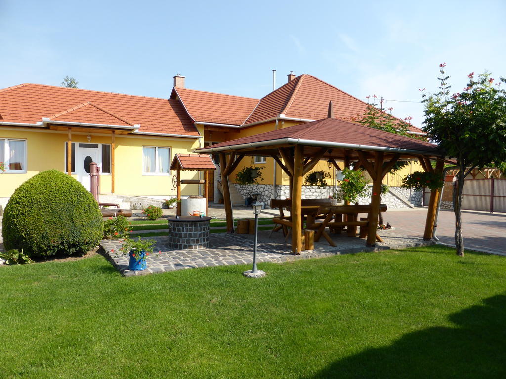 Napfeny Apartman Es Vendeghaz 艾格扎洛克 外观 照片