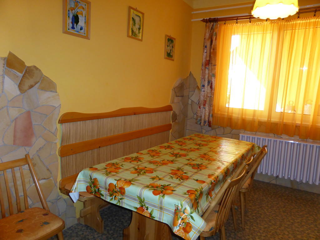 Napfeny Apartman Es Vendeghaz 艾格扎洛克 外观 照片