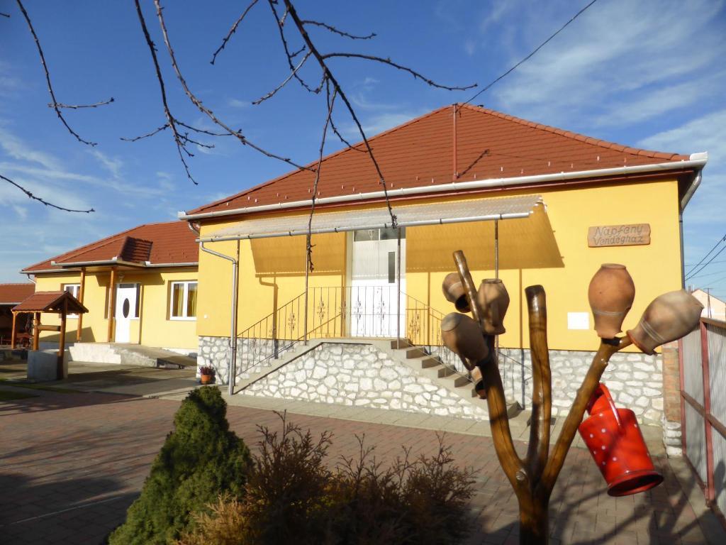 Napfeny Apartman Es Vendeghaz 艾格扎洛克 外观 照片