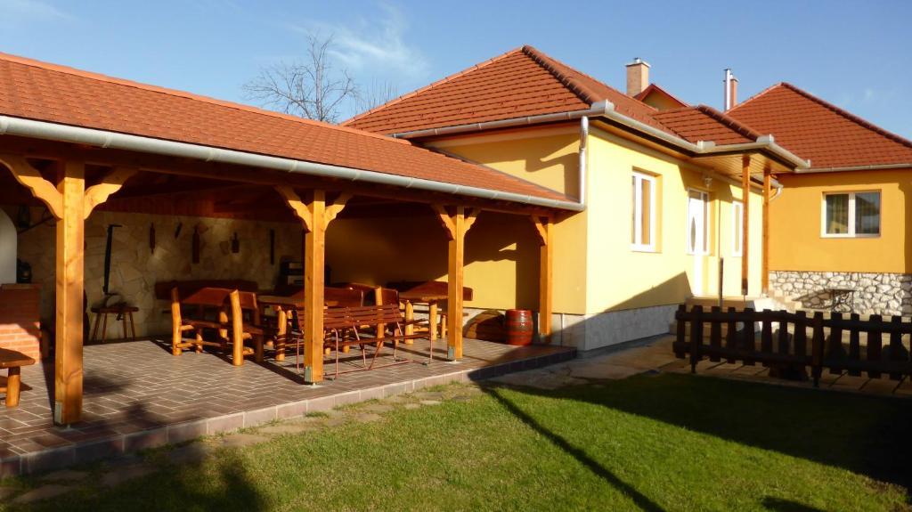 Napfeny Apartman Es Vendeghaz 艾格扎洛克 外观 照片