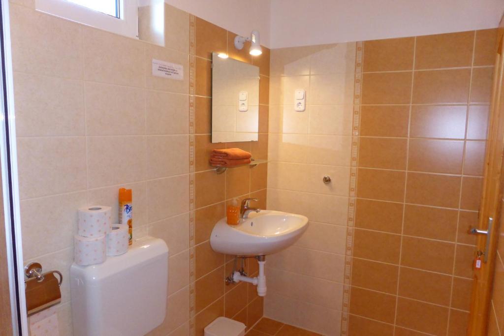 Napfeny Apartman Es Vendeghaz 艾格扎洛克 客房 照片
