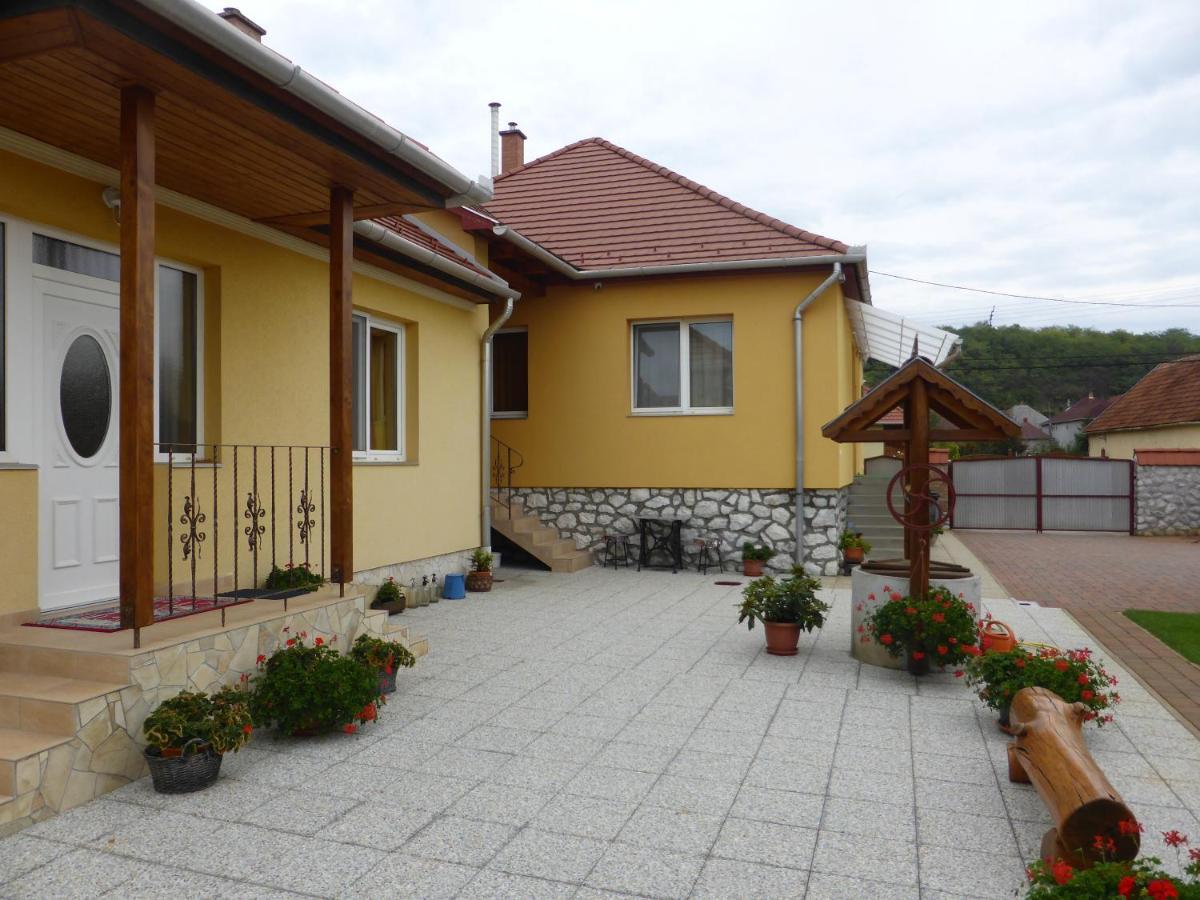 Napfeny Apartman Es Vendeghaz 艾格扎洛克 外观 照片