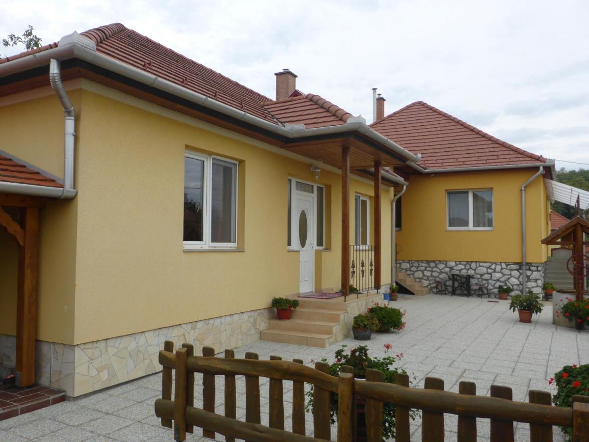 Napfeny Apartman Es Vendeghaz 艾格扎洛克 外观 照片