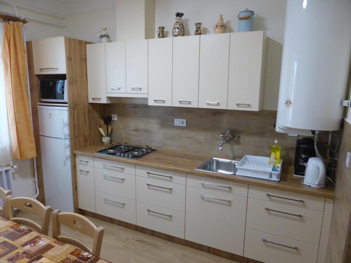 Napfeny Apartman Es Vendeghaz 艾格扎洛克 外观 照片