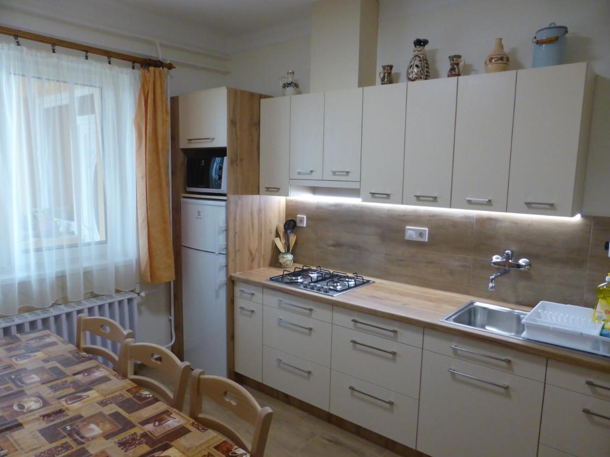 Napfeny Apartman Es Vendeghaz 艾格扎洛克 外观 照片